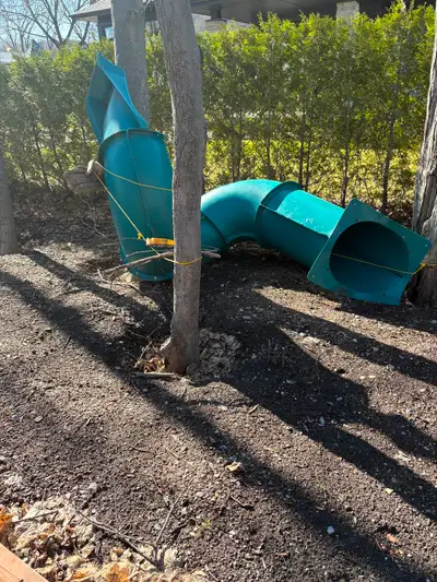Glissade était installée sur un module de jeu en bois de 6 pieds. Début de la glissade.