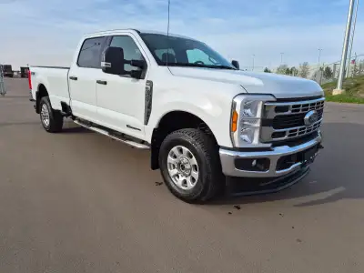 2024 Ford F350 XLT, superduty, crewcab, 6.7 L powerstroke turbo diesel, low KM, only 68 KM, 4x4, clo...