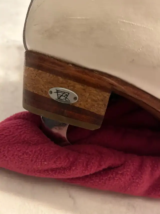 Women’s Quality figure skates 7.5 in Skates & Blades in Guelph - Image 3