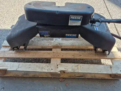 Gently used 5th Wheel Hitch RESSE signature series 18K With adjustable rails