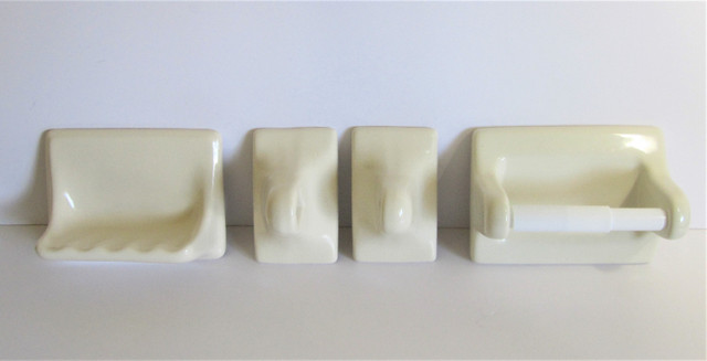 Vintage 3 Piece Recessed White Ceramic Bathroom Accessory Set in Home Décor & Accents in Markham / York Region - Image 3