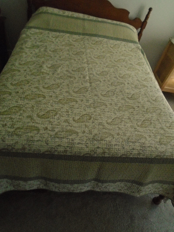 Reversible bed spread and 2 pillow shams set in Bedding in Moose Jaw - Image 3