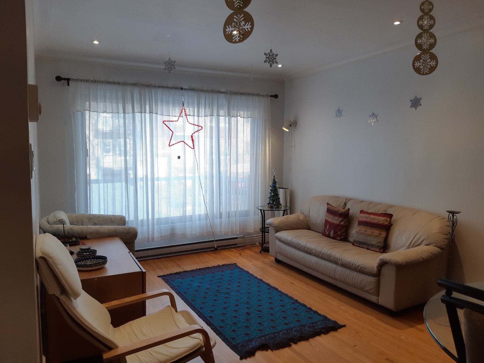 newly renovated large 51/2 apt - Free August rent — photo 2