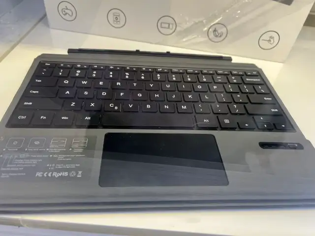 Magnetic Detachable keyboard447398326682920961