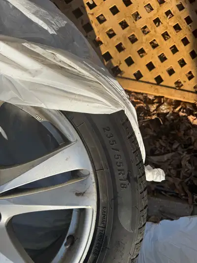 Je vends un pneu d’été 235/55R18 sur jante, conçu spécifiquement pour un Hyundai Tucson. Ce pneu a é...