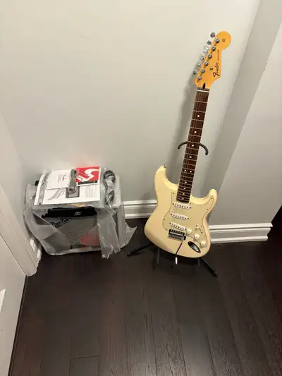 Fender Strat MIM & Fender Mustang V2 Amp, View more