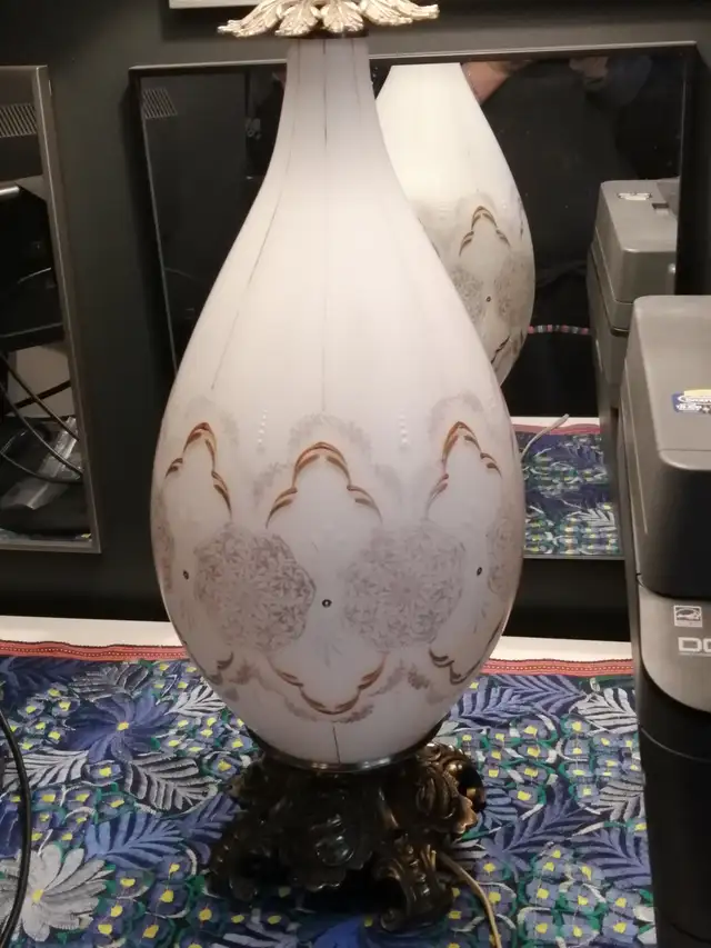  Elegant Vintage Table Lamp – 75CM Tall in Indoor Lighting & Fans in City of Montréal - Image 4