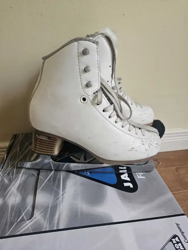 Figure skates kids for girls - size 3.5 in Skates & Blades in Ottawa - Image 3