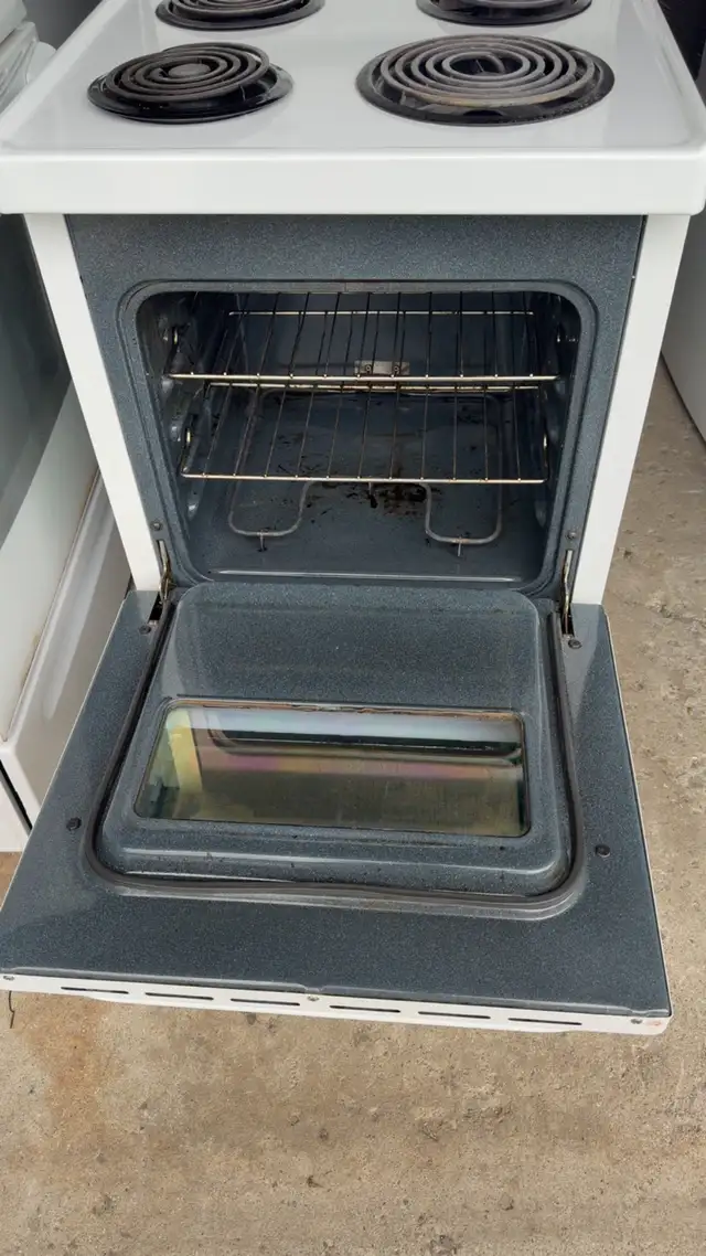 24” Frigidaire Electric Stove good working condition in Stoves, Ovens & Ranges in City of Toronto - Image 3