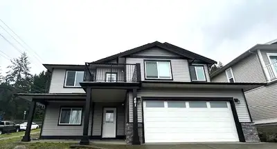 Modern 3 bdrm plus den, 2 bthrm upper level of house in the South End of Nanaimo. This newer home ha...