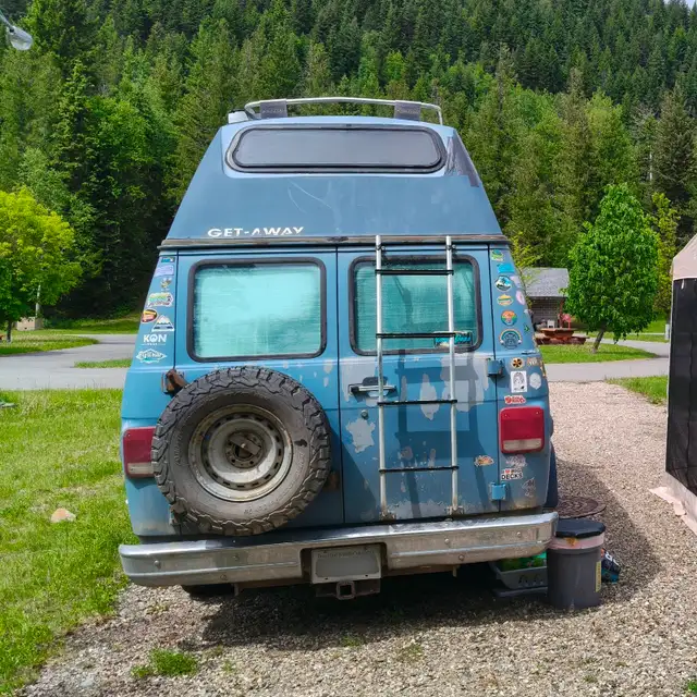 Chevrolet 1988 G20 Get Away Camper in Cars & Trucks in 100 Mile House - Image 6