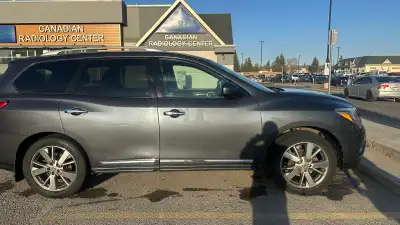 I am selling my used Nissan Pathfinder, a reliable SUV, perfect for families and adventures! This mo...