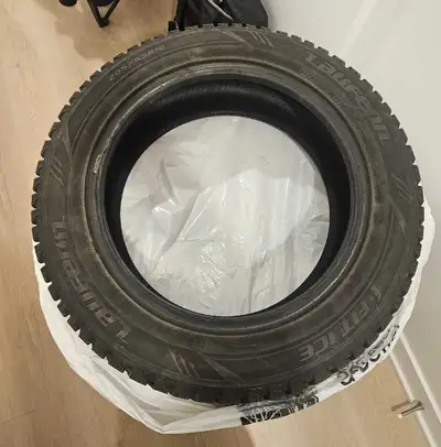 4 pneus d'hiver Laufenn I FIT ICE de taille 205/55R16. Ils sont en excellente condition : usure 8/32...