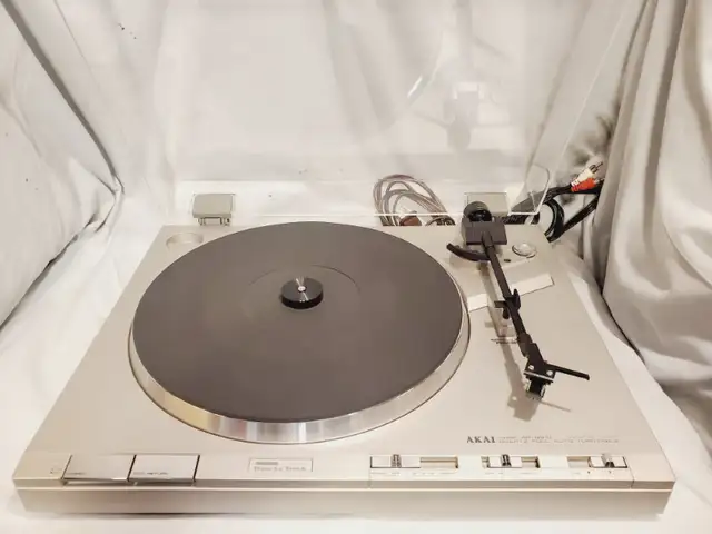 Akai AP-Q310 Record Player Turntable in Stereo Systems & Home Theatre in Mississauga / Peel Region - Image 2