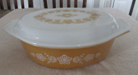 Vintage Pyrex Covered Casserole Dish. NEVER USED.