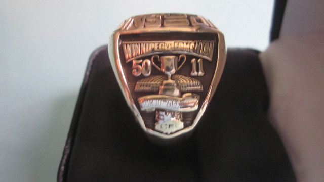 GOLD ORIGINAL GREY CUP FOOTBALL CHAMPIONSHIP RING in Arts & Collectibles in Trenton - Image 3