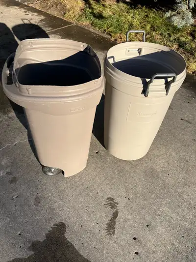 2 Garbage Bins, no lids Pick up in Riverbend