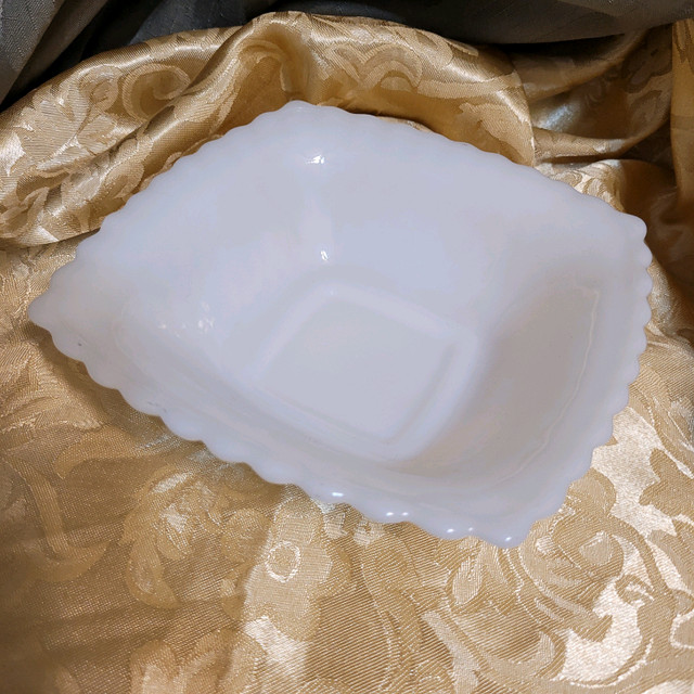 6 1/2" SQUARE X 2" DEEP WHITE MILK GLASS in Arts & Collectibles in Markham / York Region - Image 4