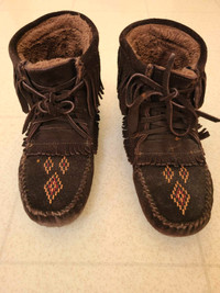Manitobah Mukluks almost new- Size 8
