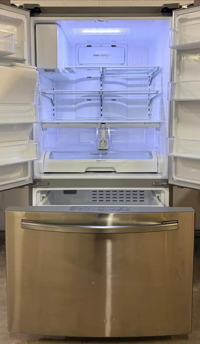 - Refrigerator “SAMSUNG” With Touch Pad Screen H70/W36/D34  in Refrigerators in Barrie - Image 3