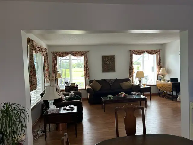  3 Bed, 2 Bath Lakefront Home on 5 Acres in Houses for Sale in Winnipeg - Image 10