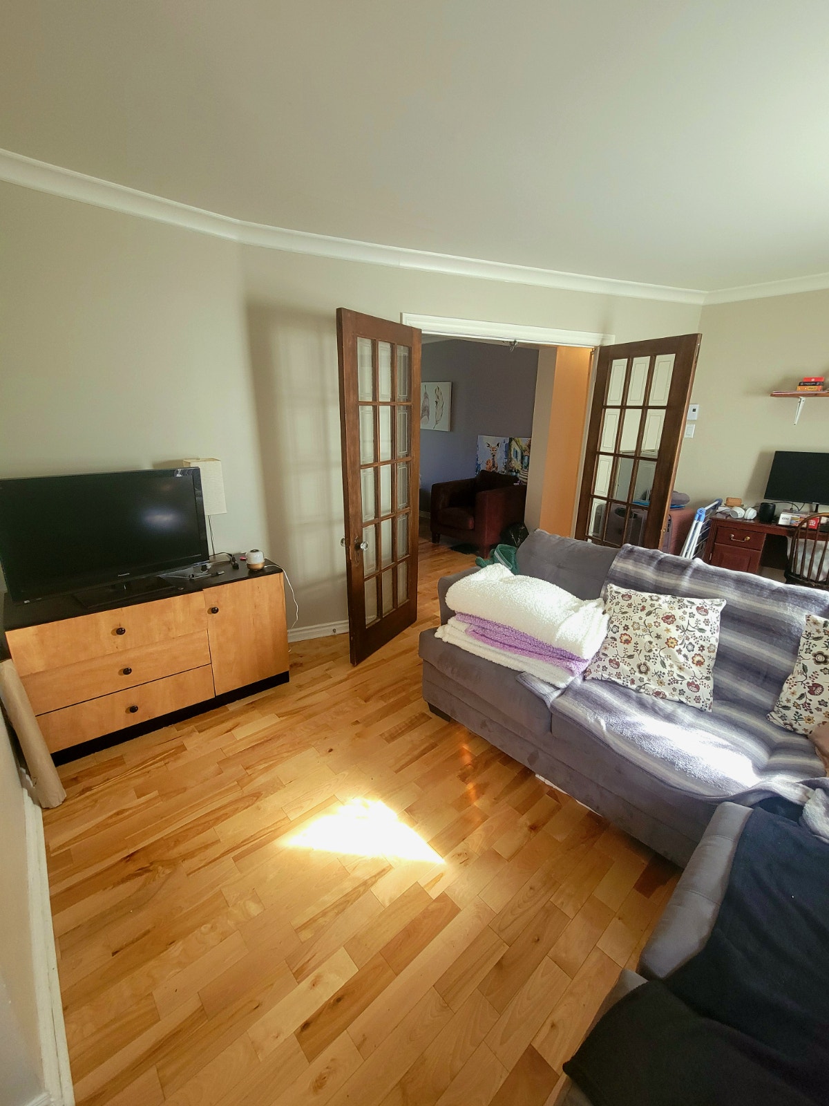 LARGE FULLY FURNISHED 3½ - 3 MIN FROM BERRI-UQAM — photo 1
