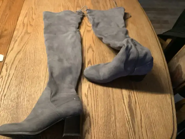 Bottes hautes grises in Women's - Shoes in Québec City - Image 2