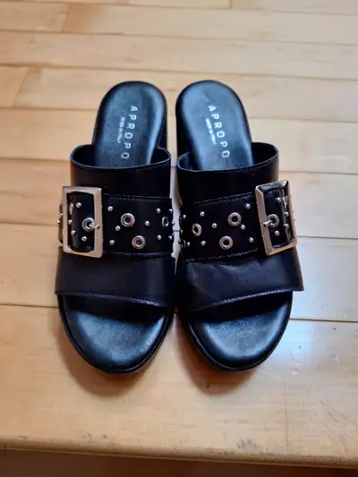 Superbes sandales en cuir noir taille 9 de la boutique Bo-pied, View more
