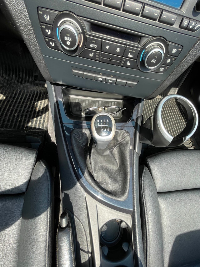 I128 BMW 2010 DÉCAPOTABLE ROUGE MANUELLE 6 VITESSES — photo 5