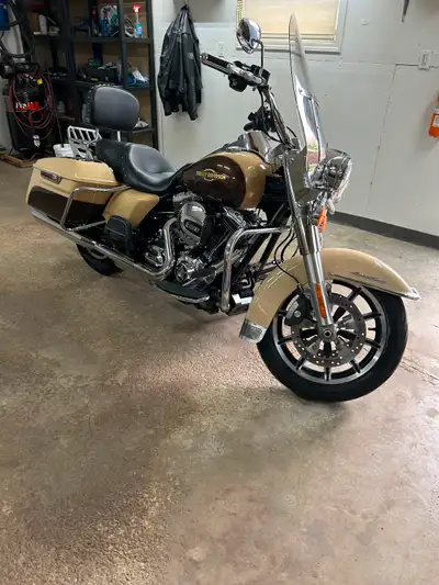 Selling My Rare Retro Colour 2014 Harley Davidson Road king. 103 H.O. Original Island Bike. Alberta...