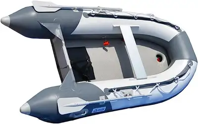 Bateau pneumatique de qualité, utilisé 2 semaines seulement. Tissu en PVC 1100 deniers (plus épais),...