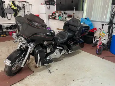 Je vends ma Harley-Davidson Touring 2002, une moto de tourisme performante avec 81880 km au compteur...