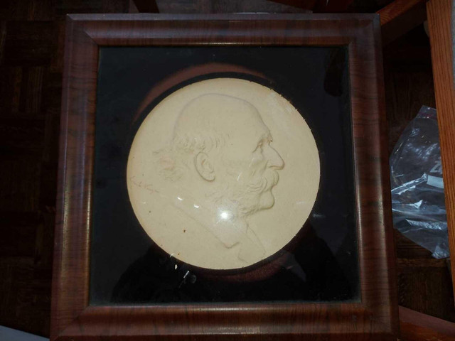 Gypsum Plaster bas-relief disc sculpture - man's portrait, in pr dans Art et objets de collection  à Ouest de l’Île