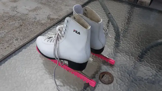 Womens Fila Figure Skates Sz 8 Rarely Used Ex Cond $12 in Skates & Blades in Calgary - Image 3