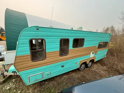 I have this nice ready to go 1982 vanguard travel trailer for sale. Weight 2256.kg It’s been restro’...