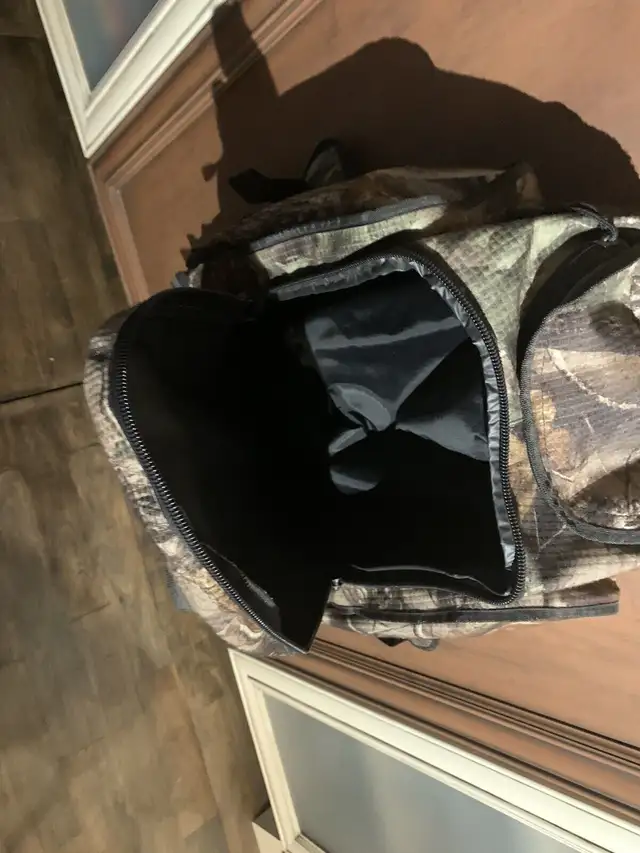 Camouflage backpack in Fishing, Camping & Outdoors in Muskoka - Image 4