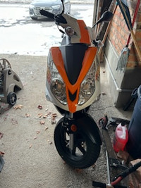 SCOOTER ADLY MOTO GTS-R 50 BLANC ET ORANGE