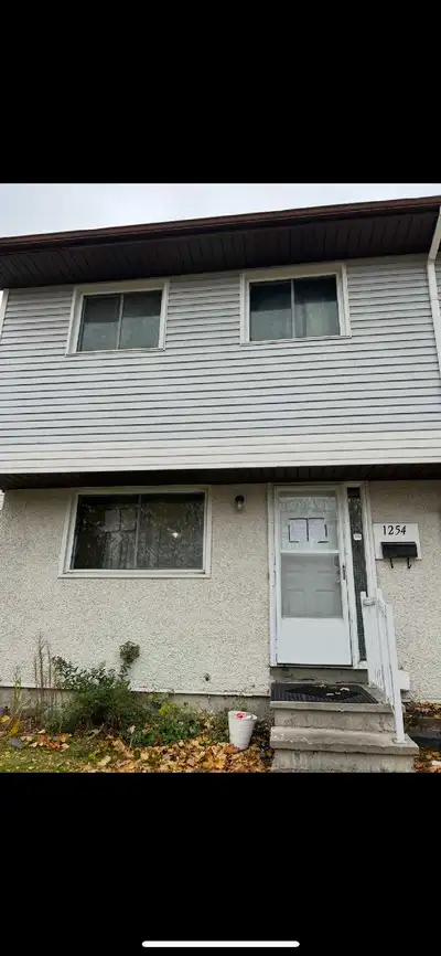 2 rooms available. Small for 750 and medium for 800