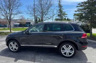 Well maintained 2014 VW Touareg, 6 cylinder automatic. Accident Free. Fully loaded with Nav, pano ro...