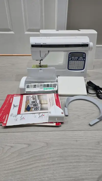 Like new condition Hardly been used and working well. It came with multiple feet, bobbins, instructi...