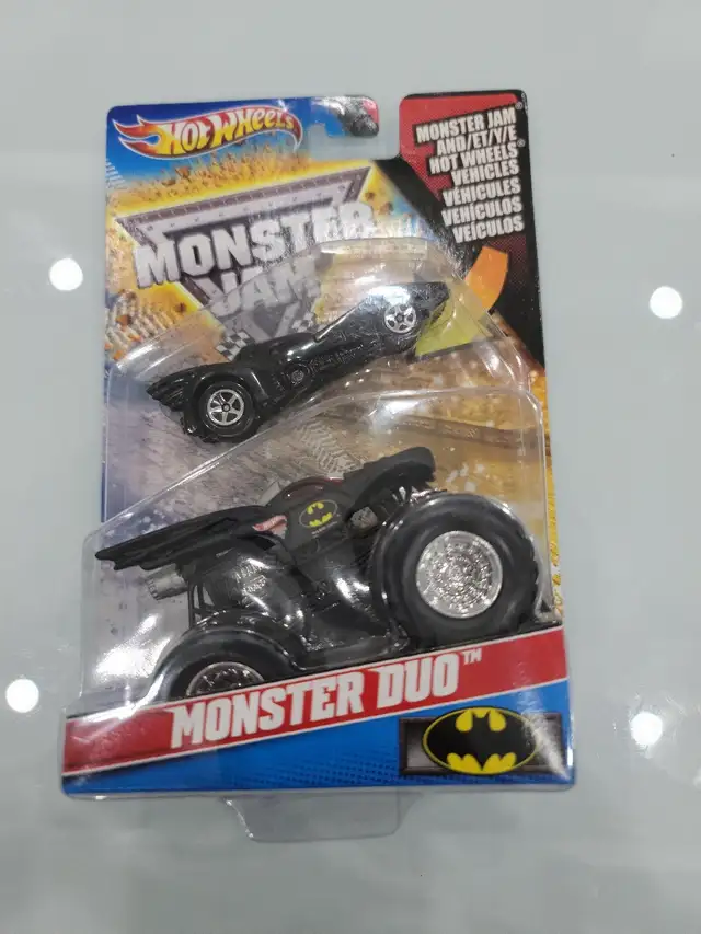 HOT WHEELS MONSTER JAM BATMAN MONSTER TRUCK AND CAR DIECAST in Arts & Collectibles in Mississauga / Peel Region - Image 2