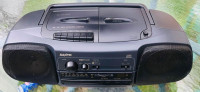SANYO BOOMBOX CD ,CASSETTE RECORDER AM / FM STEREO MODEL MCD-Z6