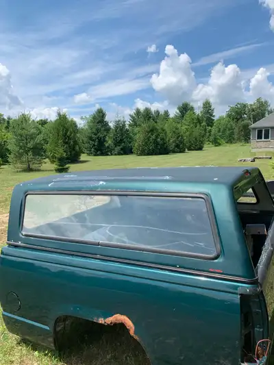 Truck cap would fit in a gmc or Chevy 1988 to 1998 6.5 ft 50$ obo