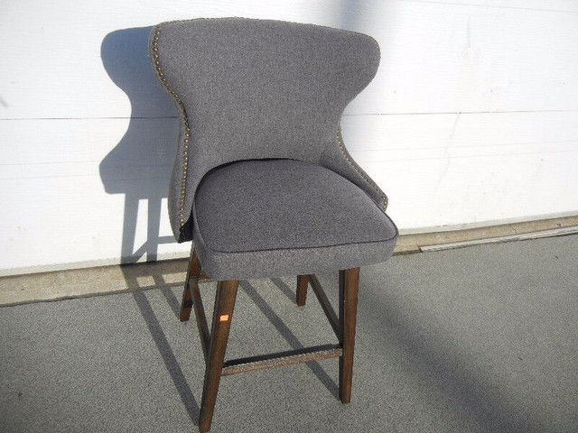 Banc chaise comptoir,dossier arrondi bois brun,cuir noir,24 à 32 in Chairs & Recliners in Thetford Mines - Image 4