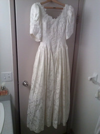 Embroidered Lace Wedding Dress with Floral Sash size small 7/8