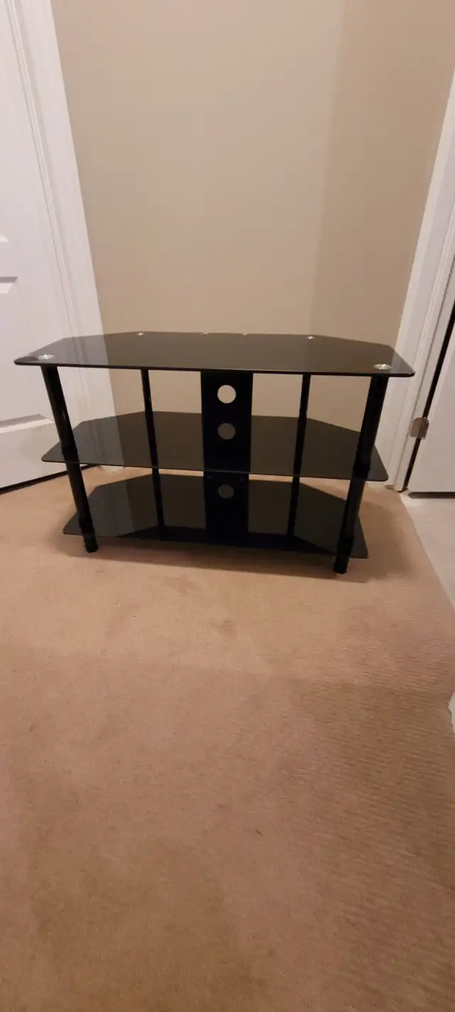 TV table in very good condition in TV Tables & Entertainment Units in Ottawa - Image 3