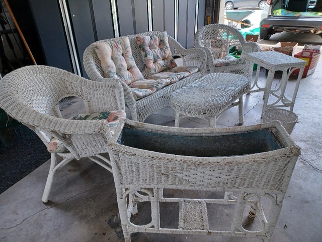 White Wicker Patio Furniture | Multi-item | St. Catharines | Kijiji