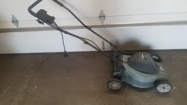 LawnMower Yardworks 14 inch 8 Amps in Lawnmowers & Leaf Blowers in City of Toronto - Image 2