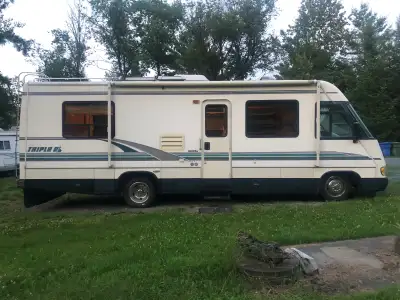 Motorisé CommanderTriple E 1995 de 30 pieds. Moteur GM 454 de 141 500 km. Génératrice Onan 4000 Watt...