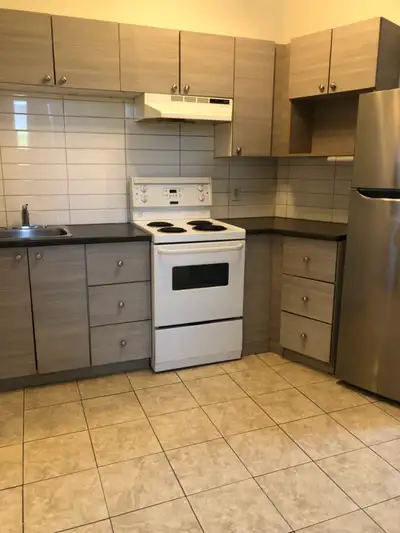 2-1/2 à louer. Récemment rénové. 1050$. Poêle et frigo inclus. Chauffage et électricité non-inclus....